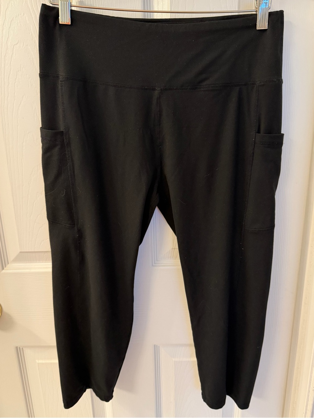 Black high-waisted active capri leggings with side pockets. Sz Lg